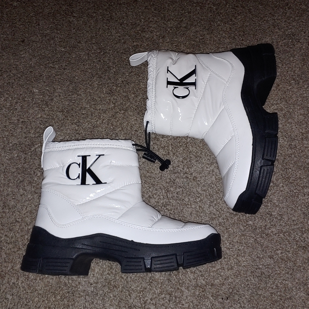 Calvin Klein white shiny puffy boots - Picture 2 of 11